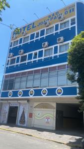 un gran edificio azul con un cartel. en Hotel São João Paulo II, en Aparecida