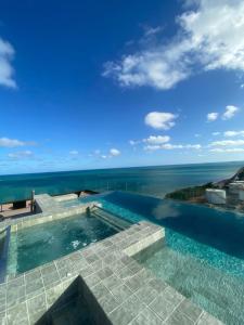 een zwembad met uitzicht op de oceaan bij Edifício New Time Apto 1406-Mandi Hospitalidade in Maceió