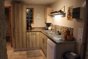 eine Küche mit Spüle und Arbeitsplatte in der Unterkunft La Pommeraie in Nantillé