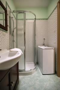 a bathroom with a shower and a sink at QuattroQuattroQuattro in Porto San Giorgio