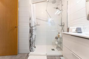 a bathroom with a shower and a sink at Perfekt lokation! Gå til strand, restaurant og by in Sitio de Calahonda