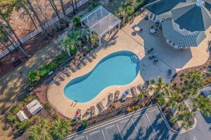 eine Draufsicht auf einen Swimmingpool in einem Resort in der Unterkunft World Tour Golf Resort 206 in Myrtle Beach
