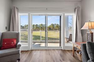 ein Wohnzimmer mit einer Glasschiebetür in der Unterkunft World Tour Golf Resort 206 in Myrtle Beach