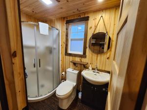 Koupelna v ubytování Chalets Nature Océan + 37 fotografií