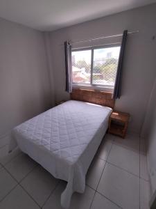 une chambre avec un lit dans une pièce avec une fenêtre dans l'établissement Loft charmoso na zona Leste de Teresina, à Teresina 5 autres photos