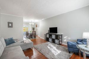 a living room with a couch and a tv at Ashwood Arbor 3 bed 2 bath sleeps 8 in Olde West Chester