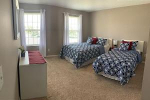 Ένα ή περισσότερα κρεβάτια σε δωμάτιο στο 4 Bed 2.5 Bath Sleeps 10- King of Karincrest