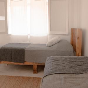 una camera da letto con un letto e una finestra di BUSCAVIDA Experience, Close to Cabo Polonio a Rincón de los Oliveras Altre 11 foto