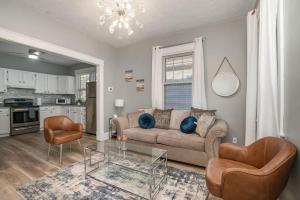 ein Wohnzimmer mit einer Couch und einem Glastisch in der Unterkunft Dayton Street Sports Haven - 3 Bed 2 Bath Sleeps 8 in Hamilton