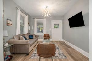 ein Wohnzimmer mit Sofa und Fernseher in der Unterkunft Dayton Street Sports Haven - 3 Bed 2 Bath Sleeps 8 in Hamilton