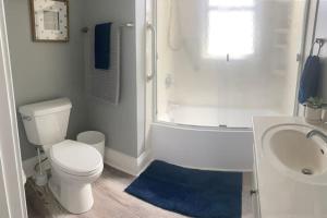 ein weißes Badezimmer mit Toilette und Waschbecken in der Unterkunft Dayton Street Sports Haven - 3 Bed 2 Bath Sleeps 8 in Hamilton + 26 Fotos