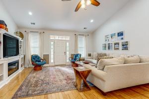 Una sala de estar con un sofá y un televisor. en Sea 2 Green, en Pawleys Island