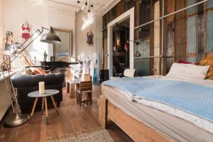 een slaapkamer met een bed, een tafel en een stoel bij Room Lange Haven in Schiedam