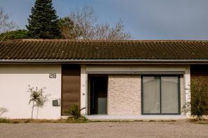 a small white house with a brown roof at Le studio tendance in Albi