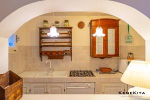 una cocina con fregadero y estufa horno superior en Dream the Sea, en Porto Rotondo 17 fotos más