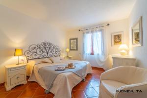 un dormitorio con una cama y una silla en Dream the Sea, en Porto Rotondo