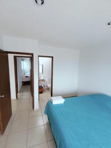 a bedroom with a blue bed and a mirror at Excelente Casa Familiar con Alberca in Jiutepec +12 photos