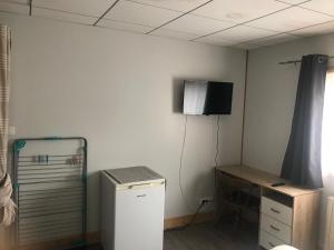 TV a/nebo společenská místnost v ubytování Loc-Appart SPM Chambre d'hôtes 3