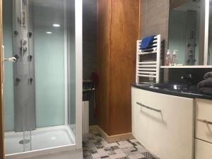 Koupelna v ubytování Loc-Appart SPM Chambre d'hôtes 3