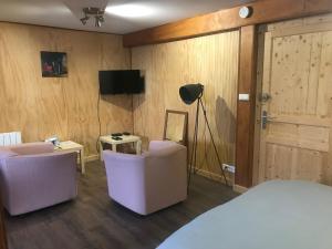 TV a/nebo společenská místnost v ubytování Loc-Appart SPM Chambre d'hôtes 3