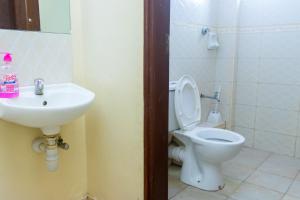 Koupelna v ubytování Bamburi BnB + 12 fotografií