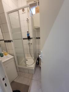 Un baño con ducha con puerta de cristal en Logement entier Pantin, en Pantin 5 fotos más