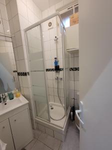 Un baño con ducha, inodoro y lavabo. en Logement entier Pantin, en Pantin