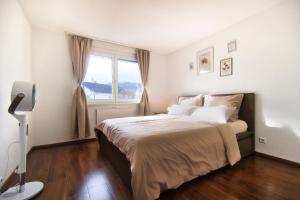 KüssabergにあるHoliday Apartment NAMASTAYの窓のある大きなベッドのある寝室