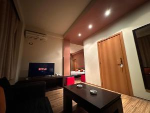 TV a/nebo společenská místnost v ubytování Hotel Epidami