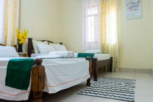 ein Schlafzimmer mit zwei Betten und einem Fenster in der Unterkunft Bamburi BnB in Mombasa