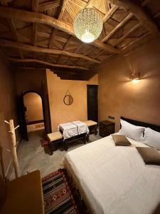 Postel nebo postele na pokoji v ubytování Kasbah Ennakb