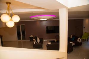 a living room with couches and a pink light at Chambres D'hôtes à louer Villa Luciana in Sali Nianiaral