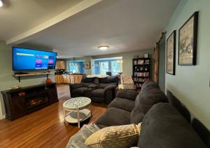 Una sala de estar con sofás y un televisor de pantalla plana. en Northern Maine Getaway, en Fort Fairfield 26 fotos más