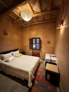 Postel nebo postele na pokoji v ubytování Kasbah Ennakb