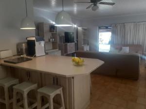 une cuisine avec un îlot avec des tabourets et un comptoir dans l'établissement Barti's Home, à Vanderbijlpark