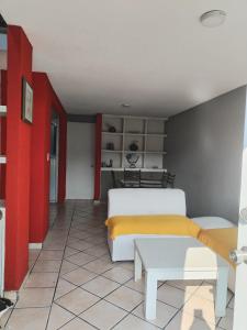 ein Wohnzimmer mit Sofa und Tisch in der Unterkunft Casa en Cuernavaca Casa Luz in Cuernavaca + 27 Fotos