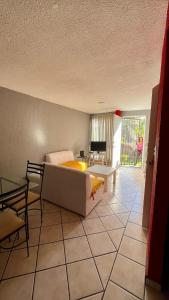 ein Wohnzimmer mit Sofa und Tisch in der Unterkunft Casa en Cuernavaca Casa Luz in Cuernavaca