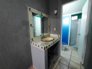 ein Badezimmer mit Waschbecken und großem Spiegel in der Unterkunft Casa en Cuernavaca Casa Luz in Cuernavaca