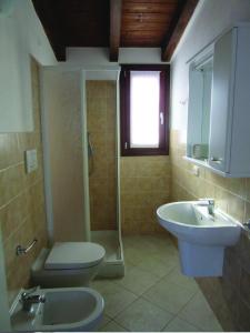 ein Badezimmer mit Toilette und Waschbecken in der Unterkunft Residence L'Incanto Attici in Castelsardo