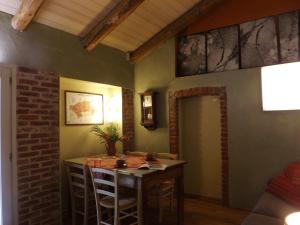 - une salle à manger avec une table et des chaises dans l'établissement Guest house Cascina Belsito, à Biella