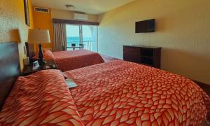 Postel nebo postele na pokoji v ubytování Rosarito Beach Hotel