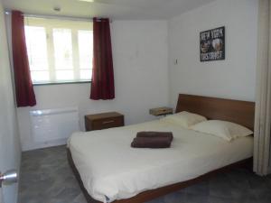 Postel nebo postele na pokoji v ubytování Loc-Appart SPM Chambre d'hôtes 3