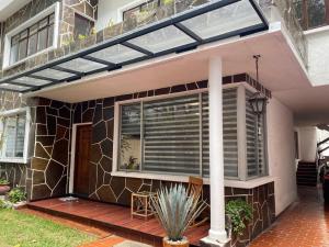 une maison avec une fenêtre munie de stores dans l'établissement Napoles Clasico, à Mexico