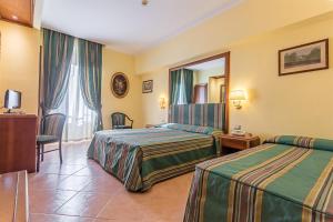 Postel nebo postele na pokoji v ubytování Raeli Hotel Lux + 37 fotografií