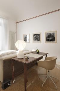 una camera da letto con un letto, una scrivania e una sedia di L'arco di San Giuseppe a Siracusa