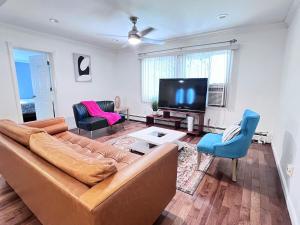 Modern and spacious 4 B/R + 2 bath house的电视和/或娱乐中心