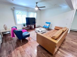 Modern and spacious 4 B/R + 2 bath house的电视和/或娱乐中心