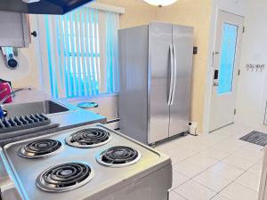 Modern and spacious 4 B/R + 2 bath house的厨房或小厨房