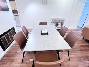 Modern and spacious 4 B/R + 2 bath house的休息区