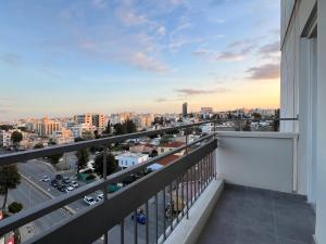 Un balcón con vista a una ciudad en River View Apartment in center Nicosia, en Nicosia